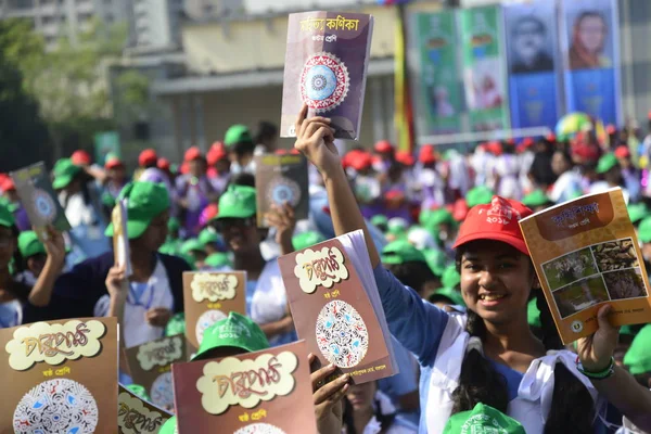 Bangladeshi School Students Rise Textbook Textbook Festival Day Dhaka Bangladesh — Stock Photo, Image