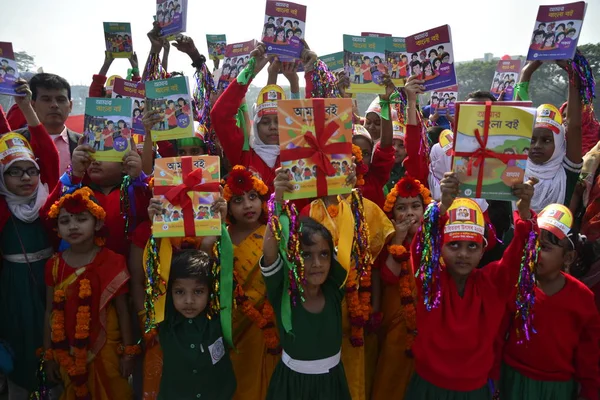 Bangladeshi School Students Rise Textbook Textbook Festival Day Dhaka Bangladesh — Stock Photo, Image