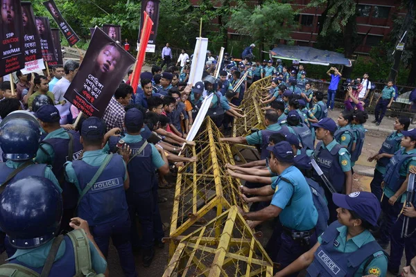 Bangladeşli insanların dayanışma hareketi partisinin aktivist sahne gösteri Dhaka'nın ulus United Office zorlu durak soykırım Rohingya adlı Agargaon dakka, Bangladeş, Myanmar üzerinde 19 Eylül 2017 önünde    