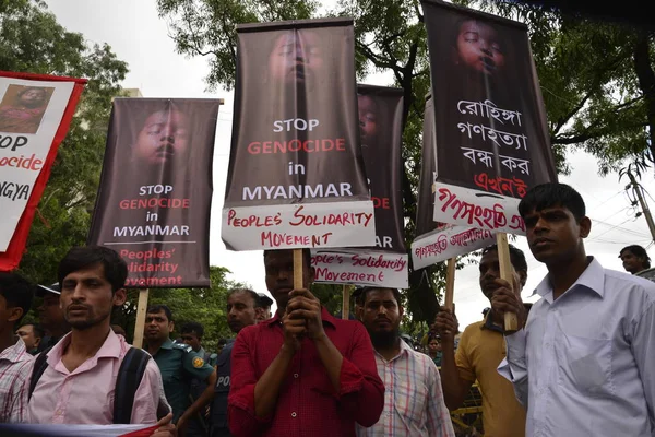 Bangladeşli insanların dayanışma hareketi partisinin aktivist sahne gösteri Dhaka'nın ulus United Office zorlu durak soykırım Rohingya adlı Agargaon dakka, Bangladeş, Myanmar üzerinde 19 Eylül 2017 önünde    