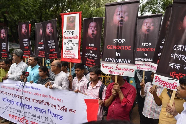 Bangladeşli insanların dayanışma hareketi partisinin aktivist sahne gösteri Dhaka'nın ulus United Office zorlu durak soykırım Rohingya adlı Agargaon dakka, Bangladeş, Myanmar üzerinde 19 Eylül 2017 önünde    