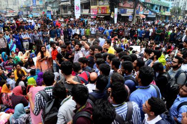 Bangladeşli öğrenciler bir öğrenci protesto sırasında, Bangladeş Üniversitesi profesyoneller öğrenci akcan Ahmed çolak, Dhaka, Bangladeş Jamuna Future Park önünde bir yol kazasında ölümünden sonra yol blok. 19 Mart 2019