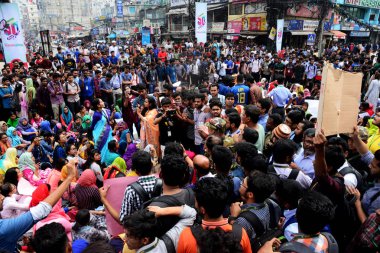 Bangladeşli öğrenciler bir öğrenci protesto sırasında, Bangladeş Üniversitesi profesyoneller öğrenci akcan Ahmed çolak, Dhaka, Bangladeş Jamuna Future Park önünde bir yol kazasında ölümünden sonra yol blok. 19 Mart 2019