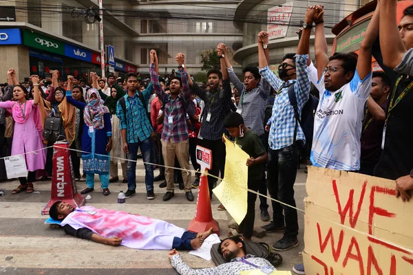 Bangladeşli öğrenciler bir öğrenci protesto sırasında, Bangladeş Üniversitesi profesyoneller öğrenci akcan Ahmed çolak, Dhaka, Bangladeş Jamuna Future Park önünde bir yol kazasında ölümünden sonra yol blok. 19 Mart 2019