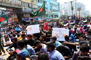 Bangladeşli öğrenciler, Mart 'ta bir yol kazada profesyonellerin Bangladeş Üniversitesi öğrenci akcan Ahmed çolak ölümünden sonra bir öğrenci protesto sırasında blok yol devam 19, Dhaka, Bangladeş. 20 Mart 2019