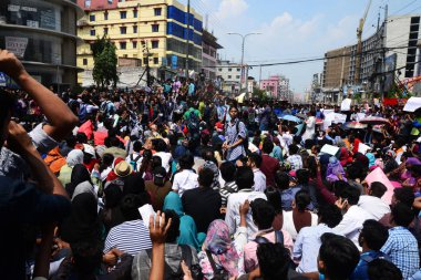 Bangladeşli öğrenciler, Mart 'ta bir yol kazada profesyonellerin Bangladeş Üniversitesi öğrenci akcan Ahmed çolak ölümünden sonra bir öğrenci protesto sırasında blok yol devam 19, Dhaka, Bangladeş. 20 Mart 2019