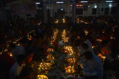 Hindus devotee yüzlerce Dhaka Shamibag Loknath Dham de dini bir Hindu festivali Rakher Upabas kutlamak için hafif mum ile oturur, Bangladeş, Kasım 'Da 14, 2017. Mumların ışığında önünde otur ve namazda absorbe Lokenath Brahmachari .