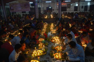 Hindus devotee yüzlerce Dhaka Shamibag Loknath Dham de dini bir Hindu festivali Rakher Upabas kutlamak için hafif mum ile oturur, Bangladeş, Kasım 'Da 14, 2017. Mumların ışığında önünde otur ve namazda absorbe Lokenath Brahmachari .