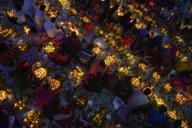 Hindus devotee yüzlerce Dhaka Shamibag Loknath Dham de dini bir Hindu festivali Rakher Upabas kutlamak için hafif mum ile oturur, Bangladeş, Kasım 'Da 14, 2017. Mumların ışığında önünde otur ve namazda absorbe Lokenath Brahmachari .