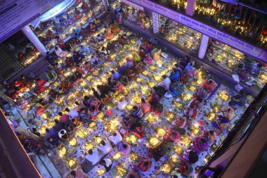 Hindus devotee yüzlerce Dhaka Shamibag Loknath Dham de dini bir Hindu festivali Rakher Upabas kutlamak için hafif mum ile oturur, Bangladeş, Kasım 'Da 14, 2017. Mumların ışığında önünde otur ve namazda absorbe Lokenath Brahmachari.