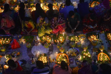 Hindus devotee yüzlerce Dhaka Shamibag Loknath Dham de dini bir Hindu festivali Rakher Upabas kutlamak için hafif mum ile oturur, Bangladeş, Kasım 'Da 14, 2017. Mumların ışığında önünde otur ve namazda absorbe Lokenath Brahmachari.