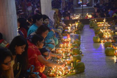 Hindus devotee yüzlerce Dhaka Shamibag Loknath Dham de dini bir Hindu festivali Rakher Upabas kutlamak için hafif mum ile oturur, Bangladeş, Kasım 'Da 14, 2017. Mumların ışığında önünde otur ve namazda absorbe Lokenath Brahmachari.