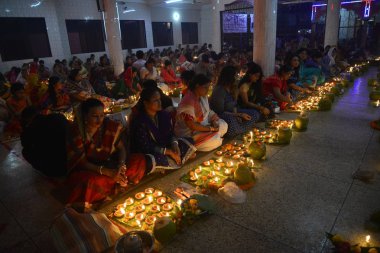 Hindus devotee yüzlerce Dhaka Shamibag Loknath Dham de dini bir Hindu festivali Rakher Upabas kutlamak için hafif mum ile oturur, Bangladeş, Kasım 'Da 14, 2017. Mumların ışığında önünde otur ve namazda absorbe Lokenath Brahmachari.