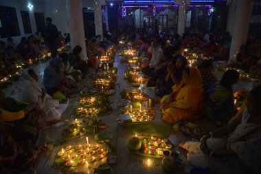Hindus devotee yüzlerce Dhaka Shamibag Loknath Dham de dini bir Hindu festivali Rakher Upabas kutlamak için hafif mum ile oturur, Bangladeş, Kasım 'Da 14, 2017. Mumların ışığında önünde otur ve namazda absorbe Lokenath Brahmachari.