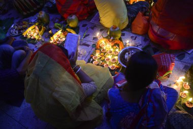 Hindus devotee yüzlerce Dhaka Shamibag Loknath Dham de dini bir Hindu festivali Rakher Upabas kutlamak için hafif mum ile oturur, Bangladeş, Kasım 'Da 14, 2017. Mumların ışığında önünde otur ve namazda absorbe Lokenath Brahmachari.