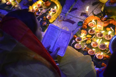 Hindus devotee yüzlerce Dhaka Shamibag Loknath Dham de dini bir Hindu festivali Rakher Upabas kutlamak için hafif mum ile oturur, Bangladeş, Kasım 'Da 14, 2017. Mumların ışığında önünde otur ve namazda absorbe Lokenath Brahmachari.