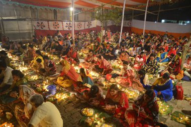 Hindus devotee yüzlerce Dhaka Shamibag Loknath Dham de dini bir Hindu festivali Rakher Upabas kutlamak için hafif mum ile oturur, Bangladeş, Kasım 'Da 14, 2017. Mumların ışığında önünde otur ve namazda absorbe Lokenath Brahmachari.