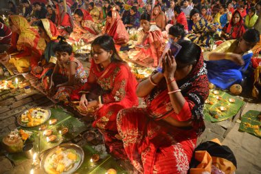 Hindus devotee yüzlerce Dhaka Shamibag Loknath Dham de dini bir Hindu festivali Rakher Upabas kutlamak için hafif mum ile oturur, Bangladeş, Kasım 'Da 14, 2017. Mumların ışığında önünde otur ve namazda absorbe Lokenath Brahmachari.