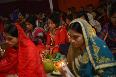 Hindus devotee yüzlerce Dhaka Shamibag Loknath Dham de dini bir Hindu festivali Rakher Upabas kutlamak için hafif mum ile oturur, Bangladeş, Kasım 'Da 14, 2017. Mumların ışığında önünde otur ve namazda absorbe Lokenath Brahmachari.