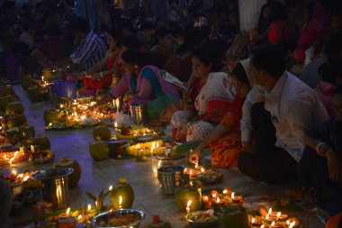 Hindus devotee yüzlerce Dhaka Shamibag Loknath Dham de dini bir Hindu festivali Rakher Upabas kutlamak için hafif mum ile oturur, Bangladeş, Kasım 'Da 14, 2017. Mumların ışığında önünde otur ve namazda absorbe Lokenath Brahmachari.