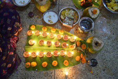 Hindus devotee yüzlerce Dhaka Shamibag Loknath Dham de dini bir Hindu festivali Rakher Upabas kutlamak için hafif mum ile oturur, Bangladeş, Kasım 'Da 14, 2017. Mumların ışığında önünde otur ve namazda absorbe Lokenath Brahmachari.