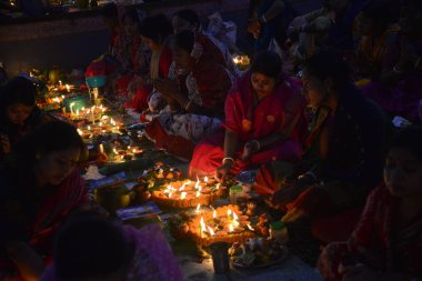 Hindus devotee yüzlerce Dhaka Shamibag Loknath Dham de dini bir Hindu festivali Rakher Upabas kutlamak için hafif mum ile oturur, Bangladeş, Kasım 'Da 14, 2017. Mumların ışığında önünde otur ve namazda absorbe Lokenath Brahmachari.