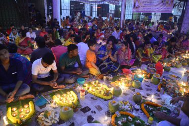 Hindus devotee yüzlerce Dhaka Shamibag Loknath Dham de dini bir Hindu festivali Rakher Upabas kutlamak için hafif mum ile oturur, Bangladeş, Kasım 'Da 14, 2017. Mumların ışığında önünde otur ve namazda absorbe Lokenath Brahmachari.