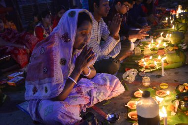Hindus devotee yüzlerce Dhaka Shamibag Loknath Dham de dini bir Hindu festivali Rakher Upabas kutlamak için hafif mum ile oturur, Bangladeş, Kasım 'Da 14, 2017. Mumların ışığında önünde otur ve namazda absorbe Lokenath Brahmachari.