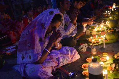 Hindus devotee yüzlerce Dhaka Shamibag Loknath Dham de dini bir Hindu festivali Rakher Upabas kutlamak için hafif mum ile oturur, Bangladeş, Kasım 'Da 14, 2017. Mumların ışığında önünde otur ve namazda absorbe Lokenath Brahmachari.