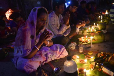 Hindus devotee yüzlerce Dhaka Shamibag Loknath Dham de dini bir Hindu festivali Rakher Upabas kutlamak için hafif mum ile oturur, Bangladeş, Kasım 'Da 14, 2017. Mumların ışığında önünde otur ve namazda absorbe Lokenath Brahmachari.