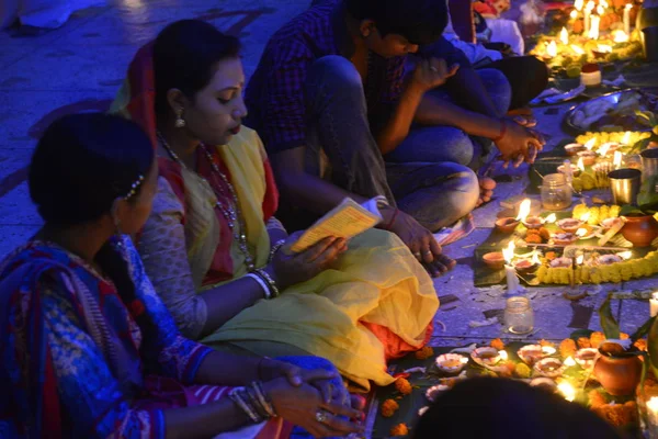 방글라데시 다카에 샤스티백 Loknath 댐에서 종교적 힌두교 축제를 가벼운 촛불을 — 스톡 사진