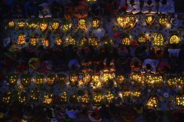 방글라데시 다카에 샤스티백 Loknath 댐에서 종교적 힌두교 축제를 가벼운 촛불을 — 스톡 사진
