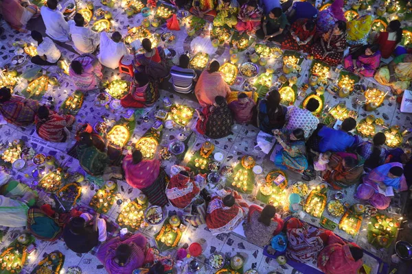 Сотни Индуистских Преданных Сидят Свечами Отпраздновать Религиозный Индуистский Фестиваль Рахер — стоковое фото