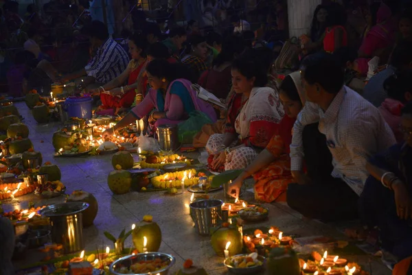 Hindus devotee yüzlerce Dhaka Shamibag Loknath Dham de dini bir Hindu festivali Rakher Upabas kutlamak için hafif mum ile oturur, Bangladeş, Kasım 'Da 14, 2017. Mumların ışığında önünde otur ve namazda absorbe Lokenath Brahmachari.
