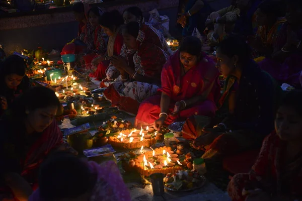 Setki Wielbiciel Hindusów Siedzi Lekkim Świecą Okazji Religijnego Hinduskiego Festiwalu — Zdjęcie stockowe