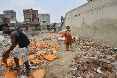Bangladeşli işçi 8 Nisan 2017 Dhaka bir tabakhane işlenmiş deri parçaları kurur. 