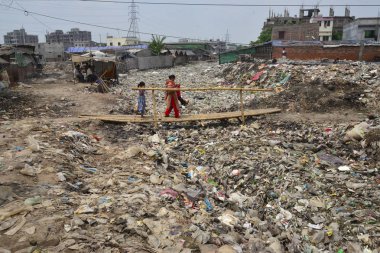 Bangladeşli halklar 2017, 8 Nisan 'da Dhaka 'da Hazaribag tabakhane bölgesinde toksik kirli ortamda yürür. 
