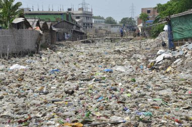Bangladeşli halklar 2017, 8 Nisan 'da Dhaka 'da Hazaribag tabakhane bölgesinde toksik kirli ortamda yürür. 