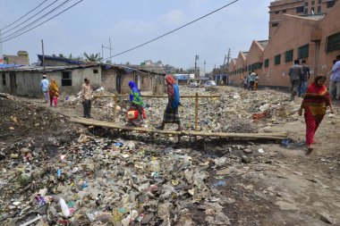 Bangladeşli halklar 2017, 8 Nisan 'da Dhaka 'da Hazaribag tabakhane bölgesinde toksik kirli ortamda yürür. 