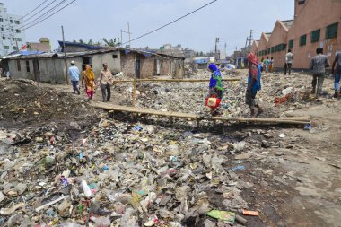 Bangladeşli halklar 2017, 8 Nisan 'da Dhaka 'da Hazaribag tabakhane bölgesinde toksik kirli ortamda yürür. 