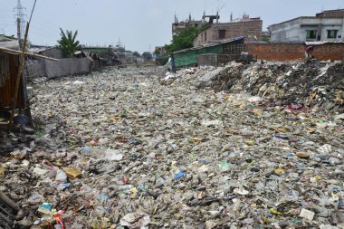 Bangladeşli halklar 2017, 8 Nisan 'da Dhaka 'da Hazaribag tabakhane bölgesinde toksik kirli ortamda yürür. 