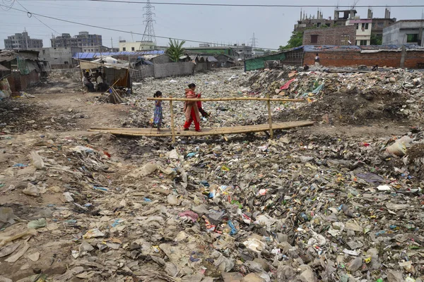 Bangladeşli halklar 2017, 8 Nisan 'da Dhaka 'da Hazaribag tabakhane bölgesinde toksik kirli ortamda yürür. 