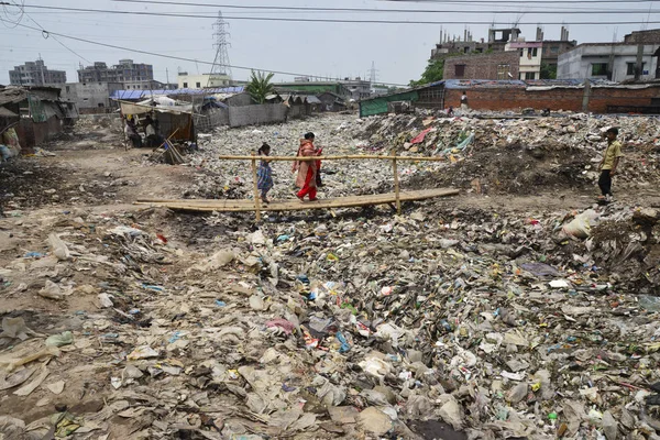 Bangladeşli halklar 2017, 8 Nisan 'da Dhaka 'da Hazaribag tabakhane bölgesinde toksik kirli ortamda yürür. 