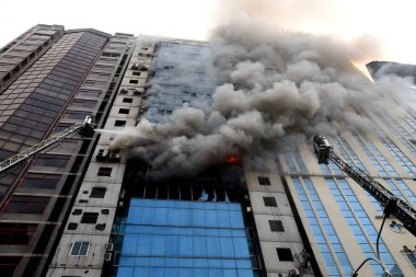 Bangladeşli itfaiyeciler yangında ofis dakka, Bangladeş'te 28 Mart 2019 kontrol etmeye çalışıyorsun. En az 25 kişi öldü ve 70 kişi de Dhaka içinde ofis binası patlak bir yangında yaralandı.
