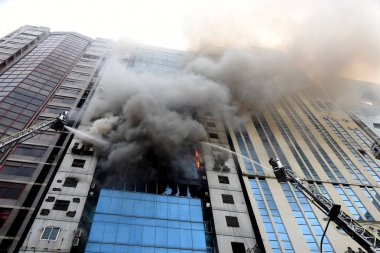 Bangladeşli itfaiyeciler yangında ofis dakka, Bangladeş'te 28 Mart 2019 kontrol etmeye çalışıyorsun. En az 25 kişi öldü ve 70 kişi de Dhaka içinde ofis binası patlak bir yangında yaralandı.
