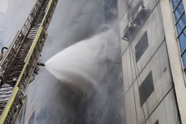 Bangladeşli itfaiyeciler yangında ofis dakka, Bangladeş'te 28 Mart 2019 kontrol etmeye çalışıyorsun. En az 25 kişi öldü ve 70 kişi de Dhaka içinde ofis binası patlak bir yangında yaralandı.