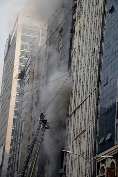 Los Bomberos Bangladesíes Intentan Controlar Los Incendios Edificio Oficinas Dhaka —  Fotos de Stock