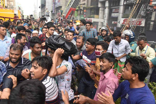 Los Bomberos Bangladesíes Intentan Controlar Los Incendios Edificio Oficinas Dhaka — Foto de Stock