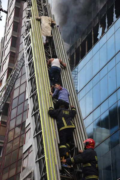 Bangladesh Brandmän Rädda Människor Från Bränd Kontorsbyggnad Dhaka Bangladesh Mars — Stockfoto