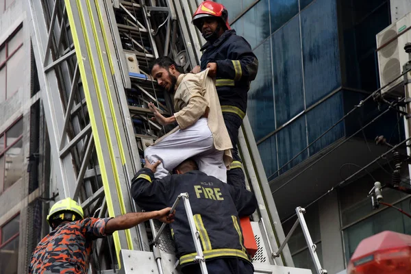2019年3月28日 孟加拉国消防队员从孟加拉国达卡一座被烧毁的办公楼中营救人员 达卡办公楼发生火灾 造成至少25人死亡 人受伤 — 图库照片